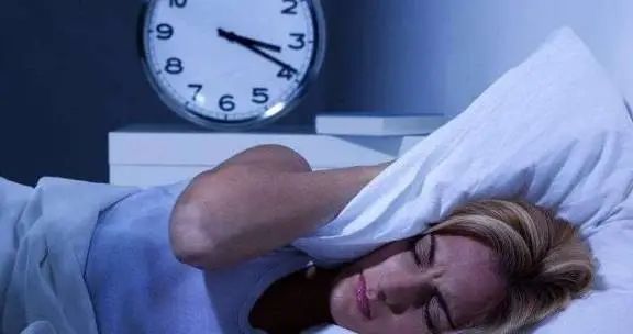 睡觉总在凌晨1-3点自然醒？老中医提醒：可能身体这1处堵了！2个方法，有效缓解！