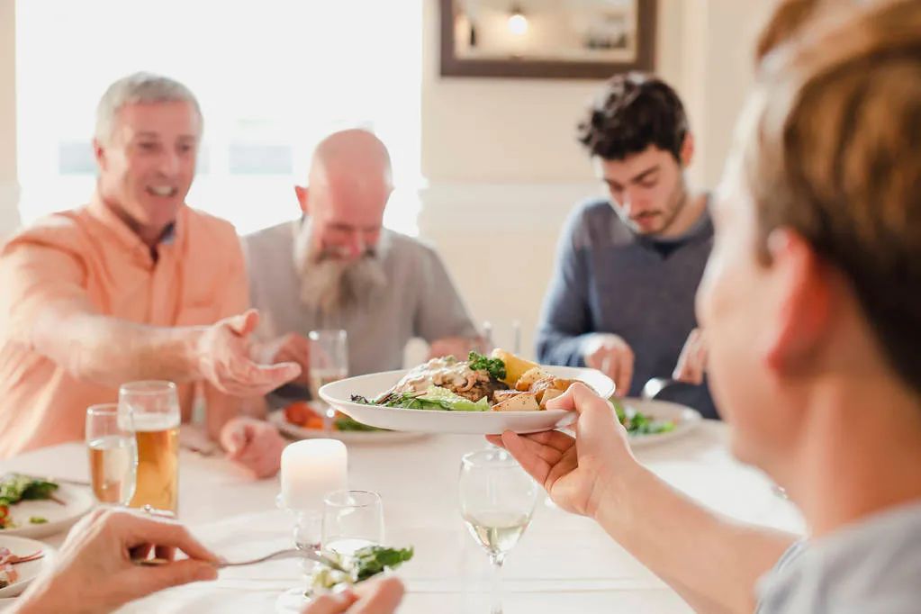 尿酸有点高，聚会怎么吃比较健康？